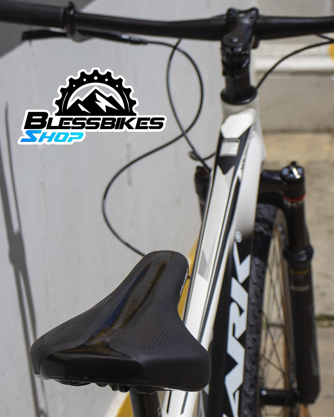 Detalle del sillín y cuadro de una bicicleta Lemark